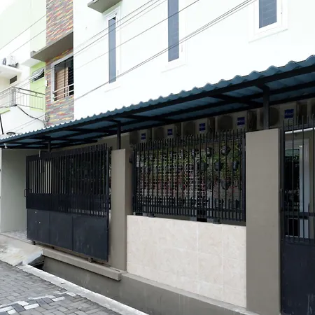 RedDoorz Hostel near Kota Lama Semarang-2